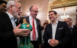 8.04.15. A.Tsipras_moscow_savvidis_present.jpg